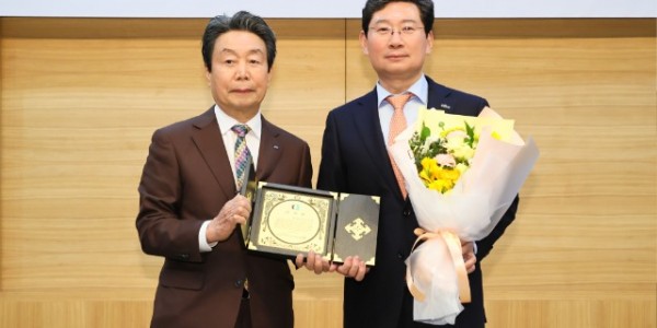 6-1. 12일 용인상공회의소에서 이상일 시장(오른쪽)이 감사패를 받은 후 이태열 회장과 기념사진을 찍고 있다.jpg