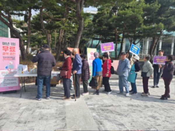 8. 24일 처인구 노인복지관 앞에서 진행된 결핵 예방 캠페인.jpg