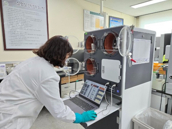 6. 용인시농업기술센터 연구원이 가축분뇨 퇴비 부숙도를 측정하고 있다.jpg