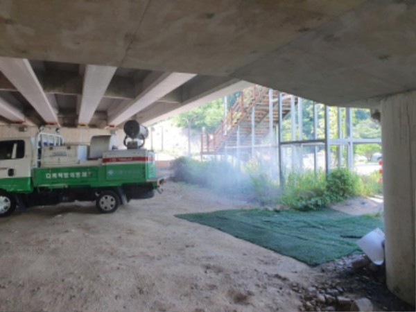 7-1. 용인특례시는 예년보다 한달 이른 4월부터 해충 방역 활동을 시작했다.jpg