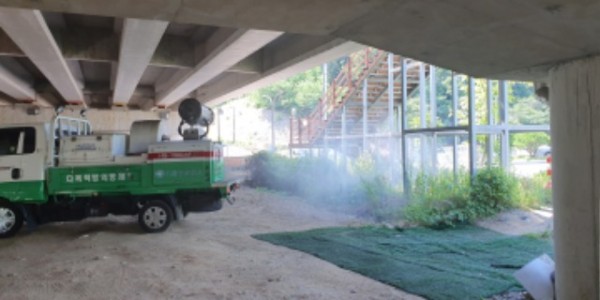 7-1. 용인특례시는 예년보다 한달 이른 4월부터 해충 방역 활동을 시작했다.jpg