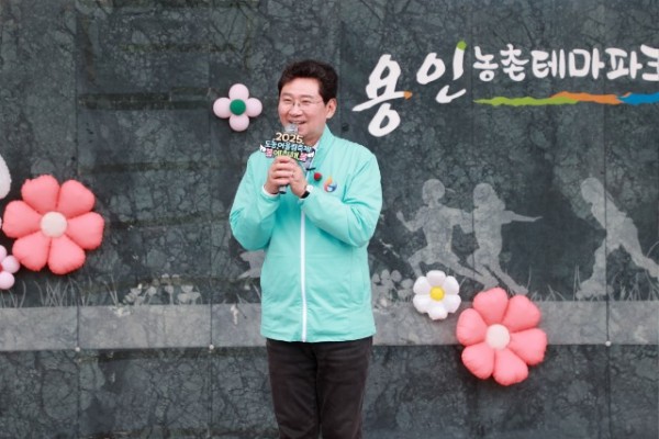 5-1. 이상일 용인특례시장이 19일 농촌테마파크에서 열린 봄에 취해, 봄 행사에 참석해 인사말 하고 있다.jpg