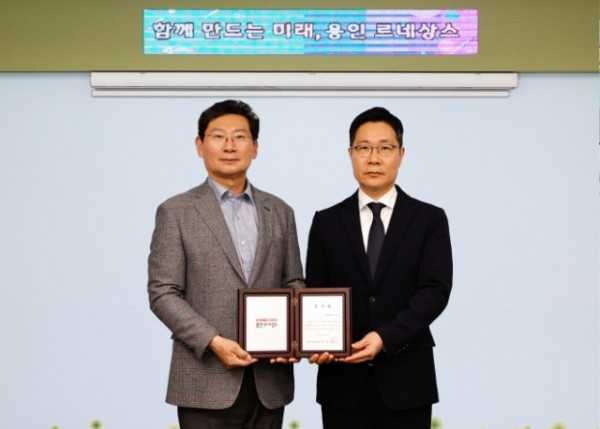 5. 이상일 용인특례시장(왼쪽)은 28일 지역 탄소중립에 공헌한 현대백화점그룹에 감사패를 수여하고 그룹을 대표해 참석한 안병혁 상무(오른쪽)와 기념촬영 했다.jpg