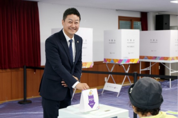 250529 김진경 의장, 21대 대선 사전투표 실시...의회사무처 직원 투표 참여 위한 공가 사용도 인정 (1).jpg