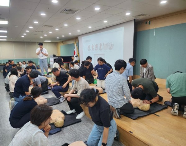 5-1. 용인특례시 기흥구가 25일 청사 내 소방훈련과 응급처치 교육을 진행했다..jpg