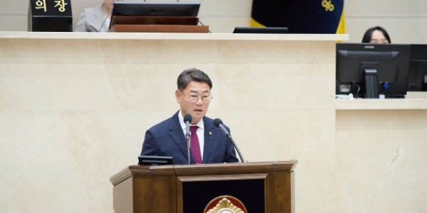 사진1. 이진규 의원이 27일 열린 제293차 제1회 정례회 제3차 본회의에서 시정 질문을 하고 있다..jpg