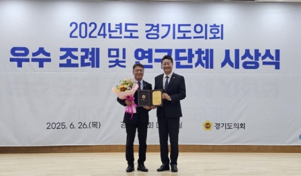 250626 이석균 의원, 문화유산 지킴이 제도화 성과로 2024년 의원 연구단체 우수상 수상 (1).jpg