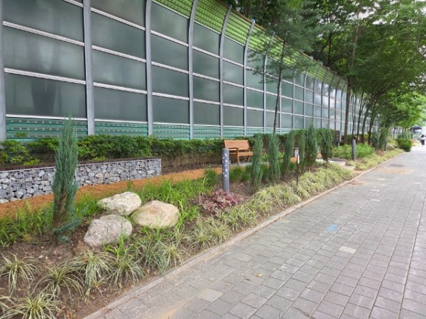 3-1. 명지대 사거리 완충녹지 개선 후 모습.jpg