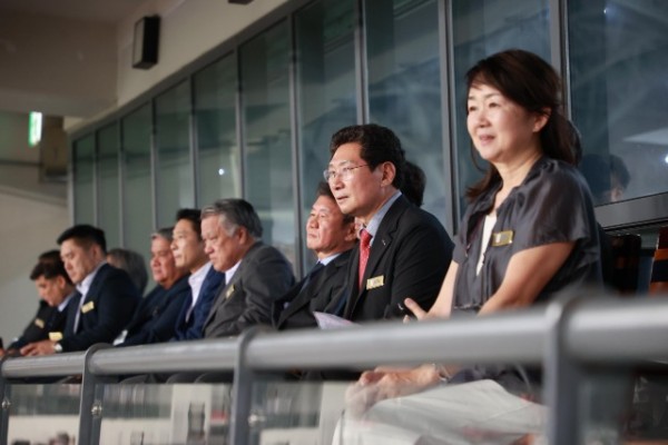 11-1. 15일 용인미르스타디움에서 이상일 시장이 정몽규 회장, 미즈시마 고이치 대사 등과 경기를 관람하고 있다.jpg