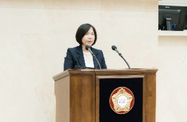 (사진1) 용인특례시의회 신현녀 의원이 10일 열린 제295회 임시회 제2차 본회의에서 5분 자유발언을 하고 있다..jpg