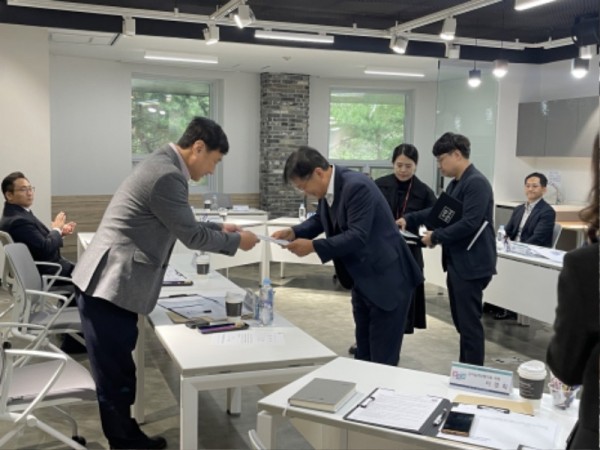 251022 이택수 의원, 고양교육지원청 급식실 개선협의회 위원 위촉 (1).jpg