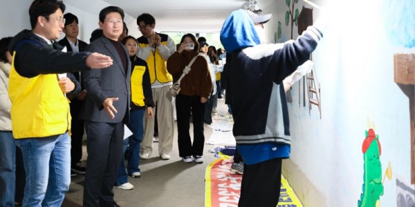 10-1. 이상일 용인특례시장은 2일 동백호수공원 벽화그리기 현장을 찾아 봉사자들을 격려했다 .jpg
