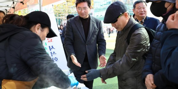 11-1.이상일 시장은 2일 농업인의 날 기념식에 참석해 농업인들과 소통했다.jpg