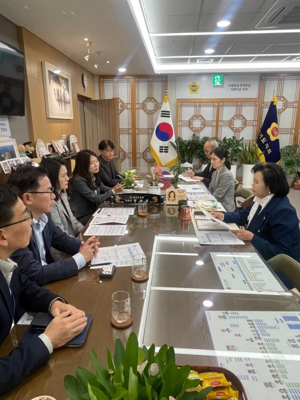 251105 정윤경 부의장, ‘청년 엔지니어 육성해 경기도에 정착 시키자’ 경기도일자리재단과 관련 사업 논의.jpg