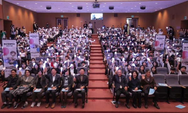 8-1. 19일 용인특례시청 에이스홀에서 노래로 기억하고 춤으로 표현하는 광복 80주년을 주제로 청소년 창작동요·무용 발표회가 열렸다..JPG