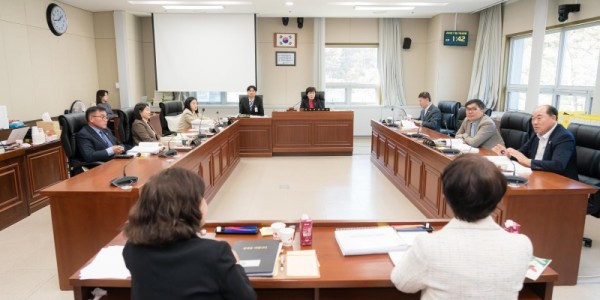 사진1. 용인특례시의회 문화복지위원회(위원장 김상수)는 21일 위원회 소관 시 문화체육관광국과 도서관사업소에 대한 5일 차 행정사무감사를 진행했다..jpg