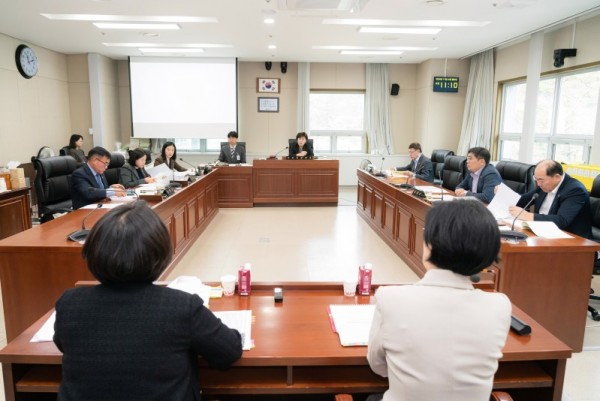 사진1. 용인특례시의회 문화복지위원회(위원장 김상수)는 24일 위원회 소관 처인·기흥·수지 3개 구 보건소에 대한 8일.JPG