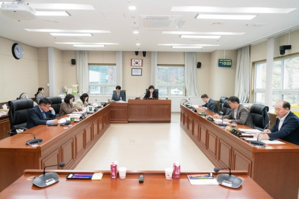 사진1. 용인특례시의회 문화복지위원회는 25일 2025년도 제297회 제2차 정례회 기간 동안 실시한 행정사무감사에 대한 강평을 했다..JPG