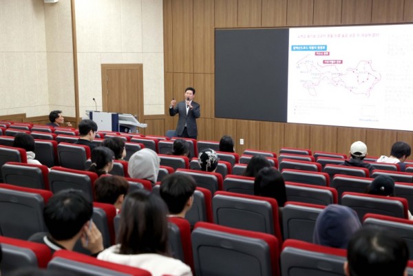 5-1. 이상일 용인특례시장이 26일 단국대학교 국제관에서 학생들을 대상으로 리더십 특강을 하고 있다..JPG