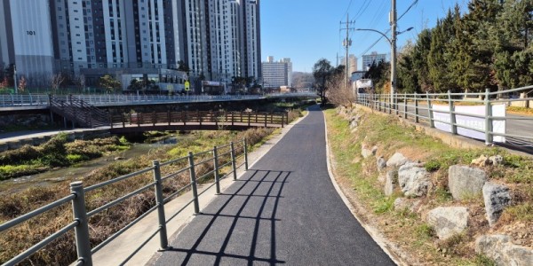 4. 용인특례시 처인구 금어천 자전거·보행자 겸용도로 정비 완료.jpg