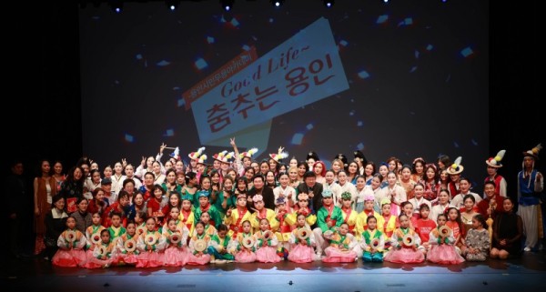 5-1. 이상일 용인특례시장이 6일 용인시평생학습관 큰어울마당에서 열린 ‘용인시무용아카데미 작품발표회’에서 수강생들과 기념사진 촬영을 하고 있다..jpg