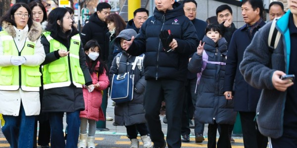 3-1. 9일 오전 대지초에서 이상일 시장이 통학로를 점검하고 있다.jpg