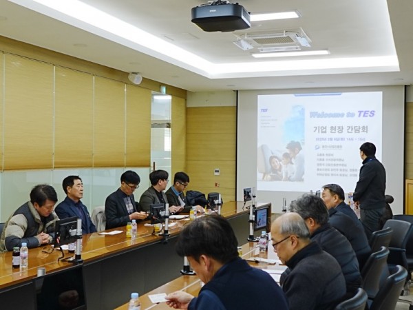 (사진자료1) 테스 임직원들과 간담회를 추진하고 있다.JPG