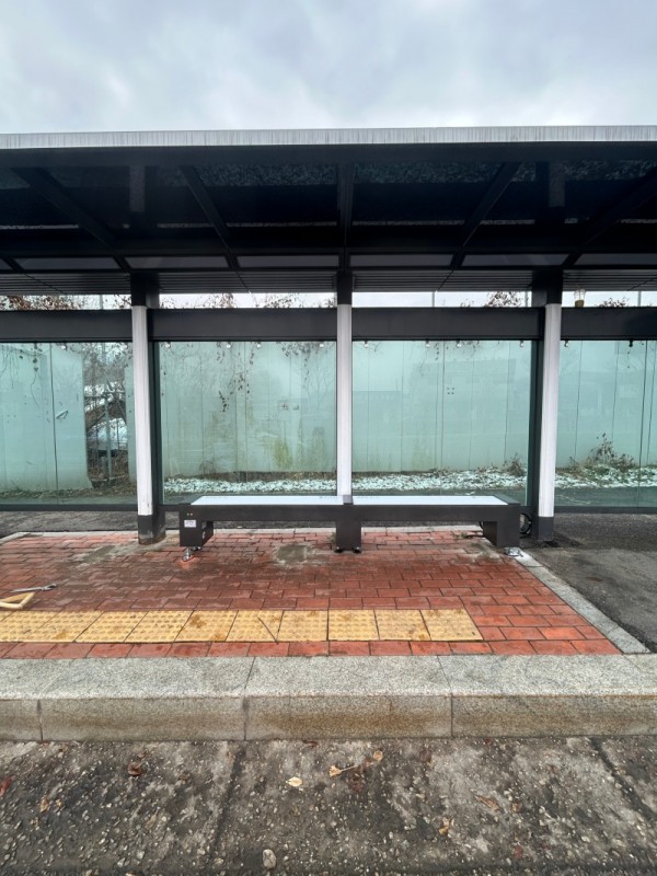 251226_용인특례시 처인구가 지역내 10곳의 버스정류장에 온열의자를 설치했다..JPG