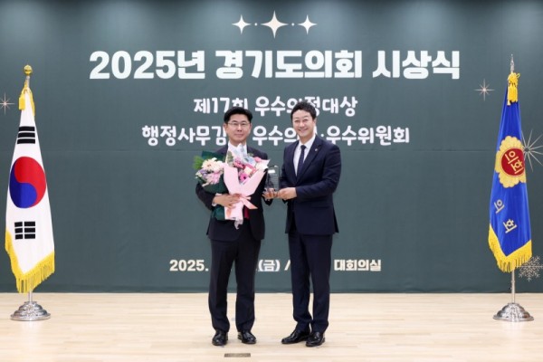 251229 윤충식 의원, ‘제17회 우수의정대상’ 수상 영예 (1).jpg