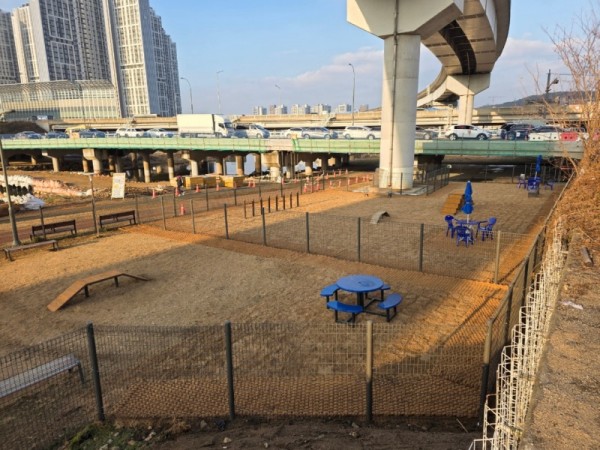 4-1. 용인특례시가 처인구 경안천 산책로에 반려견 놀이터를 조성했다..JPG