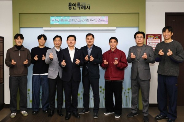 5. 이상일 용인특례시장은 지난해 12월 31일 시장실에서 용인FC 선수단과 간담회를 마친 뒤 기념사진을 촬영하고 있다..jpg