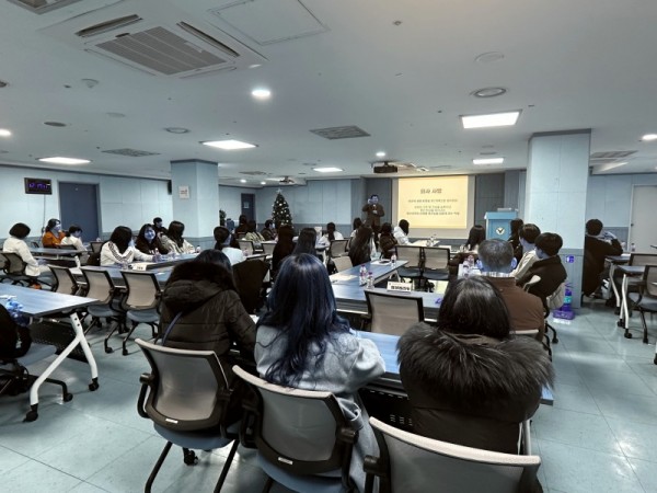 3-1. 다보스병원 양성범 이사장이 8일 다보스병원에서 의료분야 진로체험에 앞서 학생들을 대상으로 특강을 하고 있다..jpg