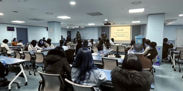 3-1. 다보스병원 양성범 이사장이 8일 다보스병원에서 의료분야 진로체험에 앞서 학생들을 대상으로 특강을 하고 있다..jpg