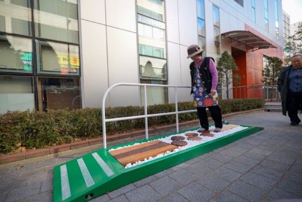 4-1. 용인특례시가 지역내 3곳의 복지관에 인지건강디자인 시설물을 설치했다..jpg