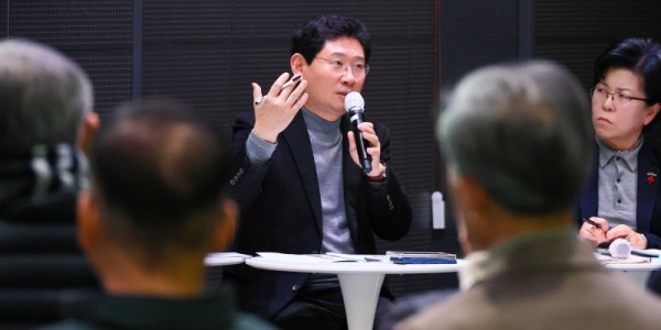 8-1. 이상일 용인특례시장이 29일 용인미디어센터에서 기흥구 상하동과 구갈동 주민소통간담회를 열고 용인의 반도체 클러스터의 미래에 대한 의견을 제시했다..jpg