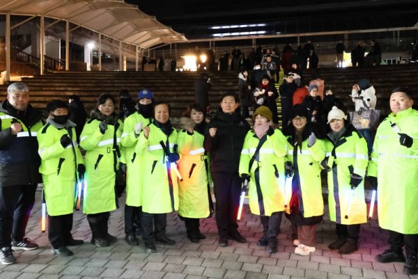 8-1. 이상일 용인특례시장은 1월 31일 밤 시청 야외음악당에서 열린 촛불문화제 도중 안전사고나 불상사가 발생할 경우 즉각 대처하기 위해 행사가 종료될 때까지 현장을 챙겼다.jpg