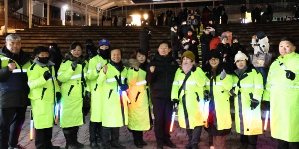 8-1. 이상일 용인특례시장은 1월 31일 밤 시청 야외음악당에서 열린 촛불문화제 도중 안전사고나 불상사가 발생할 경우 즉각 대처하기 위해 행사가 종료될 때까지 현장을 챙겼다.jpg