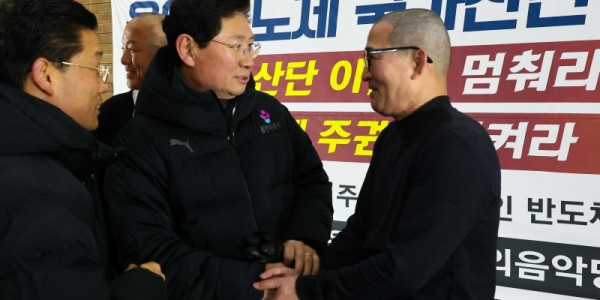 8-2. 이상일 용인특례시장은 1월 31일 밤 시청 야외음악당에서 열린 촛불문화제 도중 안전사고나 불상사가 발생할 경우 즉각 대처하기 위해 행사가 종료될 때까지 현장을 챙겼다 (1).jpg